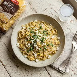 Chilopites mit Eiern und Feta Käse